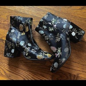 Carlos Santana black floral boots/ booties Size:9M